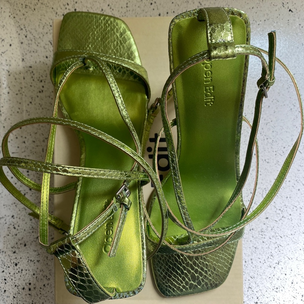 Robyn Sandal